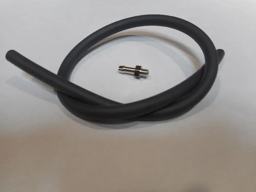 Schwarzer Schlauch mit einem metallischen Nippel in der Mitte. Geeignet für Luftdruckmessungen, möglicherweise von der Marke Remeha.